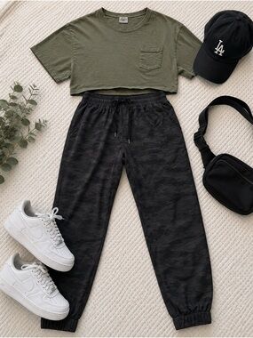 👕👖 EUC Casual Streetwear OUTFIT Bundle (pants and top) – Women’s Small